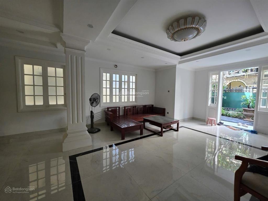 Bán căn biệt thự lô góc phố quảng an sát mặt hồ tây 162m2 cực đẹp đường rộng