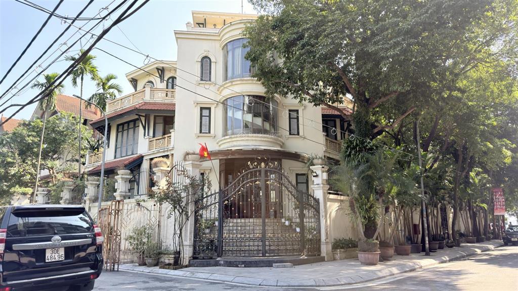 Bán căn biệt thự lô góc phố quảng an sát mặt hồ tây 162m2 cực đẹp đường rộng