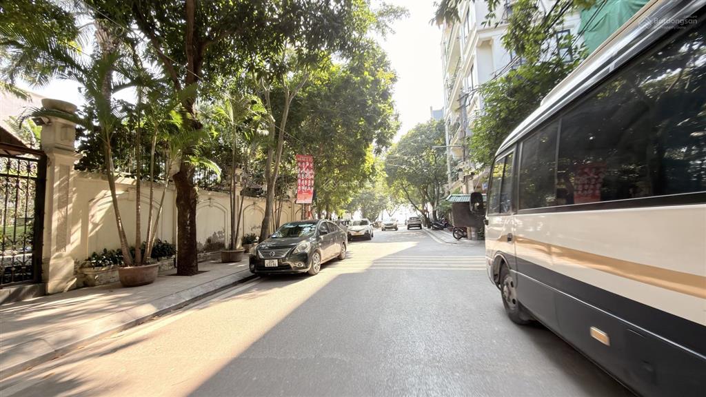Bán căn biệt thự lô góc phố quảng an sát mặt hồ tây 162m2 cực đẹp đường rộng