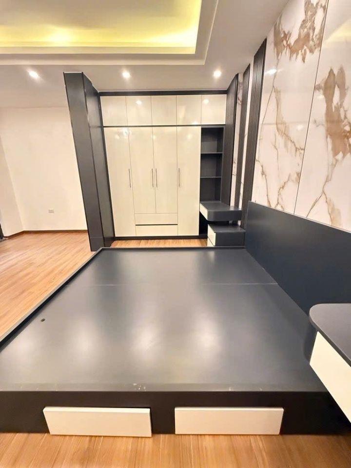 Nhà đẹp ở ngay Trần Khát Chân ô tô đỗ, Dt 40m2, 5t, mt 6m, 7.7 tỷ.