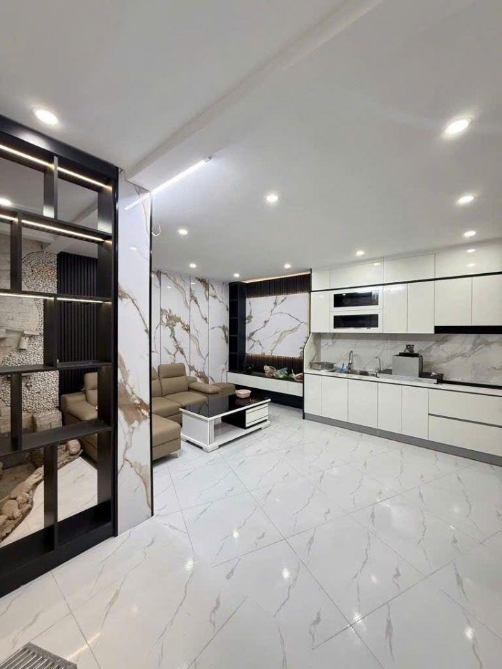 Nhà đẹp ở ngay Trần Khát Chân ô tô đỗ, Dt 40m2, 5t, mt 6m, 7.7 tỷ.