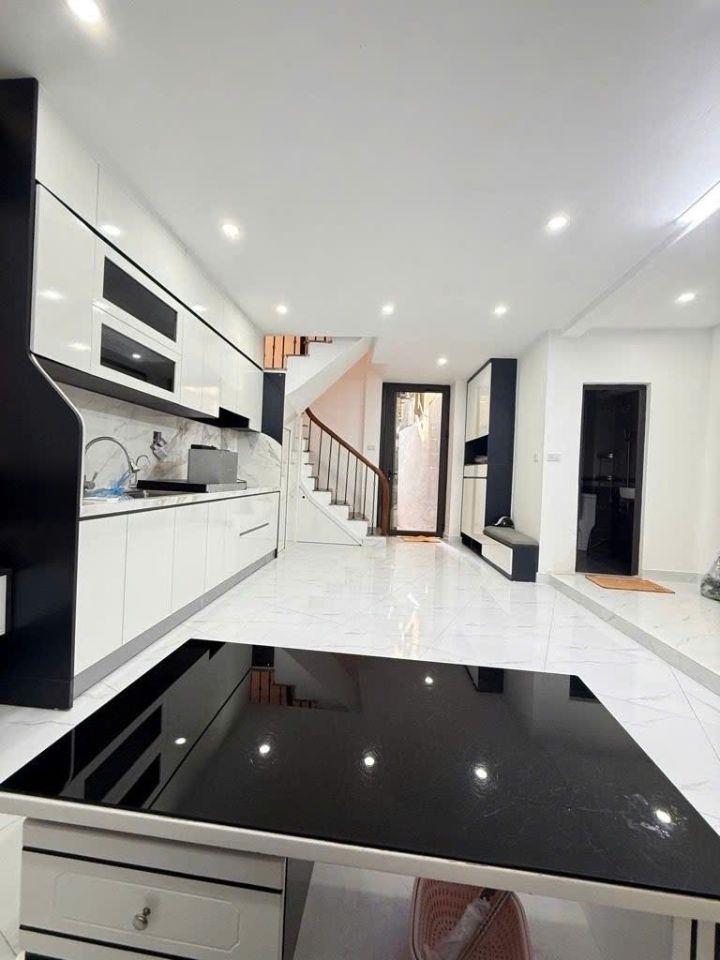 Nhà đẹp ở ngay Trần Khát Chân ô tô đỗ, Dt 40m2, 5t, mt 6m, 7.7 tỷ.