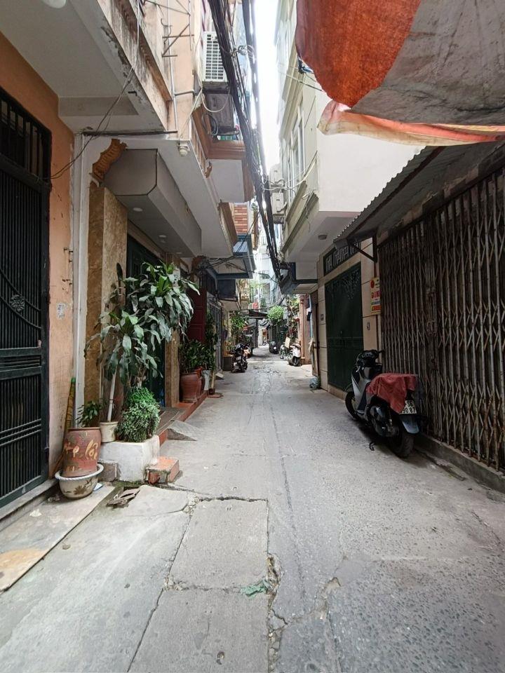 Nhà đẹp ở ngay Trần Khát Chân ô tô đỗ, Dt 40m2, 5t, mt 6m, 7.7 tỷ.