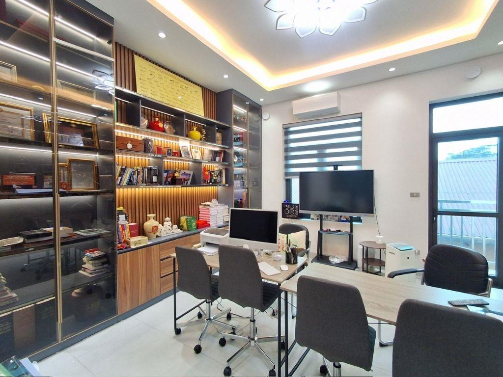 Siêu Phẩm ô tô tránh Nguyễn Văn Cừ Dt 101m2, 7t, mt 5.2m, giá 31.5 tỷ.