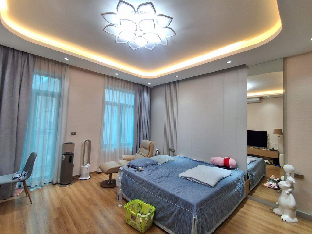 Siêu Phẩm ô tô tránh Nguyễn Văn Cừ Dt 101m2, 7t, mt 5.2m, giá 31.5 tỷ.