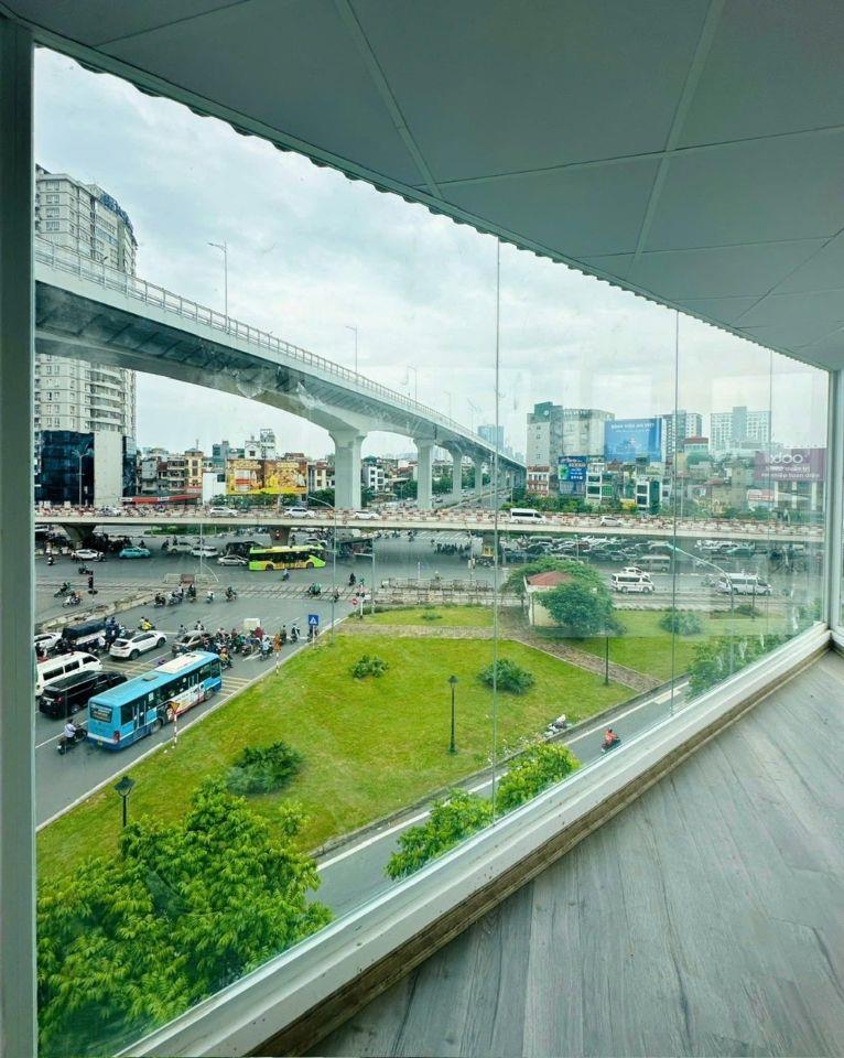 Nhà mặt phố Trường Chinh thang máy vỉa hè đá bóng vị trí kinh doanh đắc địa.