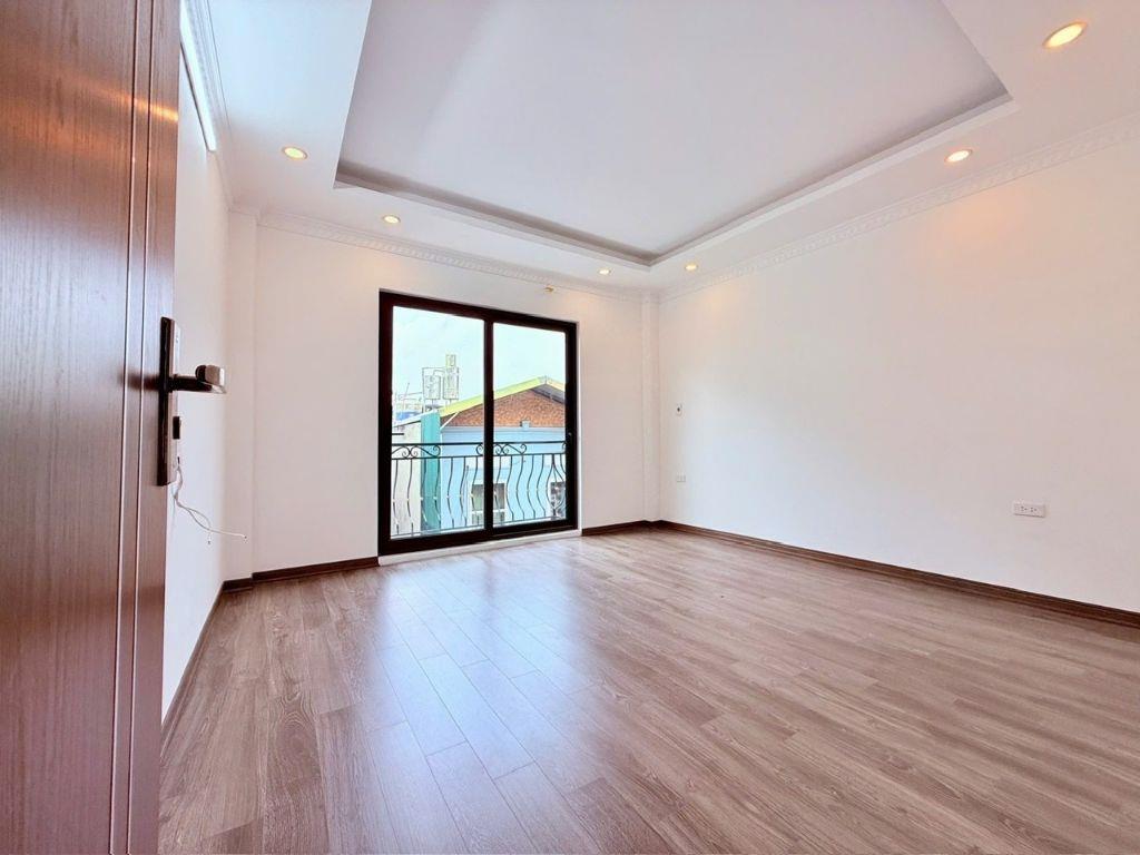 Nhà đẹp thang máy ở ngay phố Dương Văn Bé, Dt 50m2, 5t, Mt 4m, giá 12.9 tỷ.