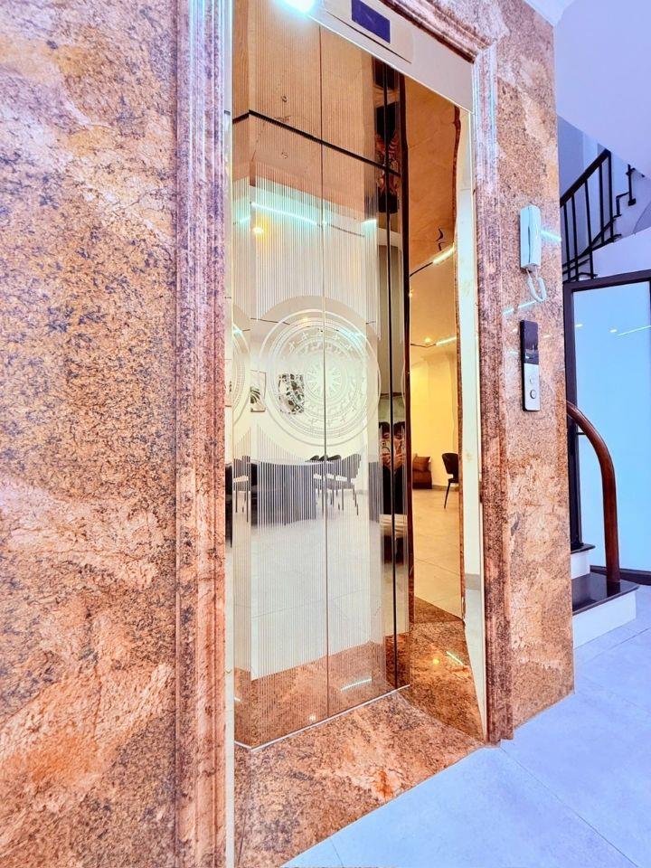 Nhà đẹp thang máy ở ngay phố Dương Văn Bé, Dt 50m2, 5t, Mt 4m, giá 12.9 tỷ.
