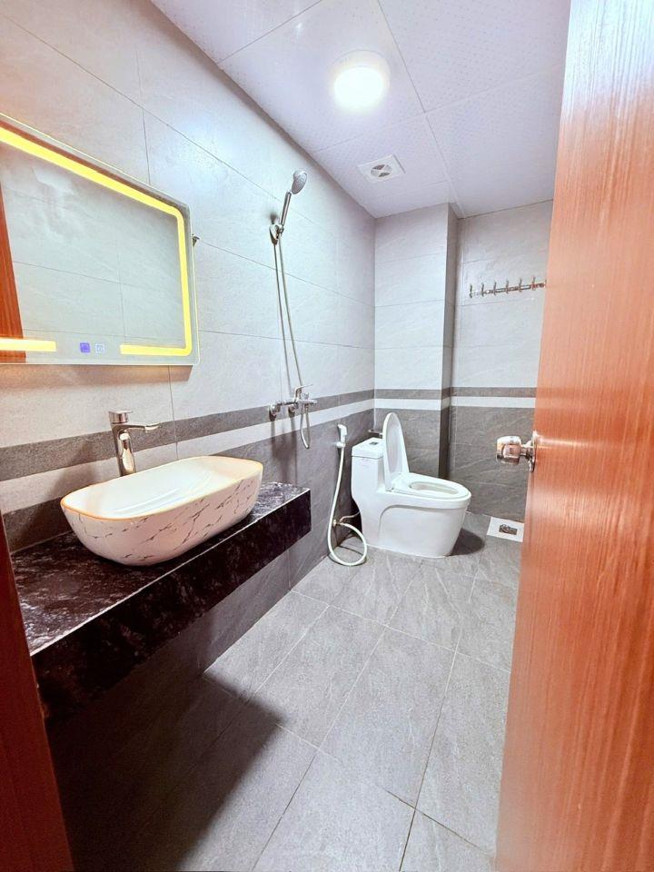 Nhà đẹp thang máy ở ngay phố Dương Văn Bé, Dt 50m2, 5t, Mt 4m, giá 12.9 tỷ.