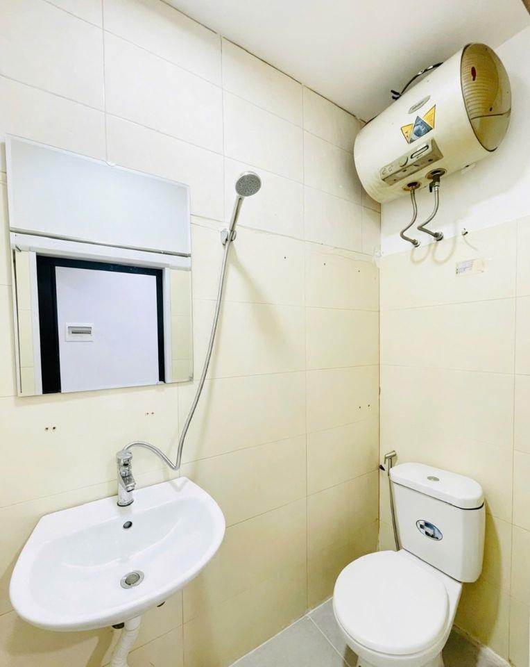 Bán nhà tập thể tầng 1 phố Nguyên Hồng, ngõ ô tô thông kinh doanh.