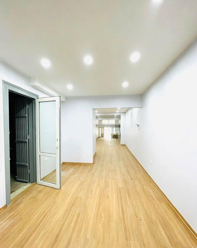 Bán nhà tập thể tầng 1 phố Nguyên Hồng, ngõ ô tô thông kinh doanh.