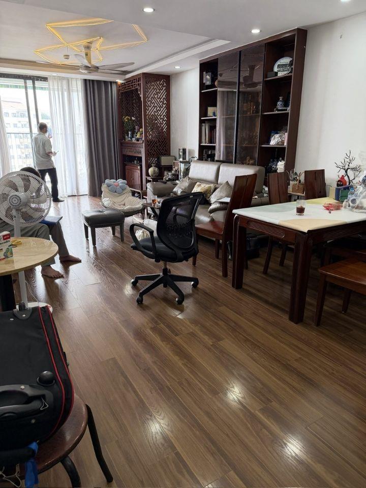 Chung cư Trần Hòa, Hoàng Mai, tầng trung lô góc Dt 123m2, giá 7.1 tỷ.