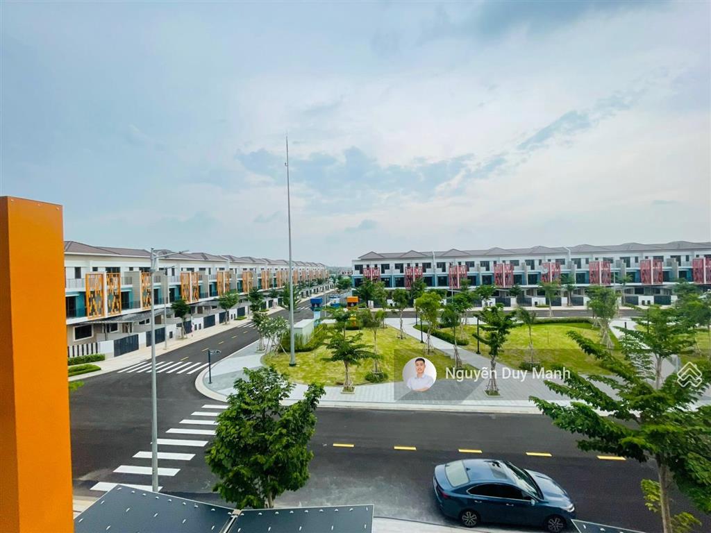Bán gấp căn nhà phố 3tầng view công viên full nội thất 3pn/100m2 suncasa central giá 4.4tỷ sổ hồng
