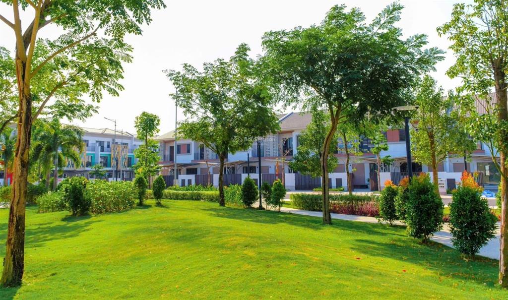 Bán căn nhà 2 tầng view công viên, sổ hồng sẵn
diện tích 5x20m giá full 3.1tỷ