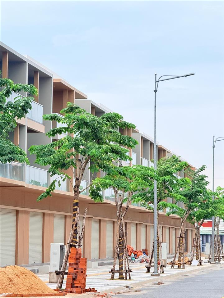 Nhà phố 3 tầng suncasa square vsip 2 bình dương 100m2 giá full 3tỷ630 cho thuê kinh doanh tốt