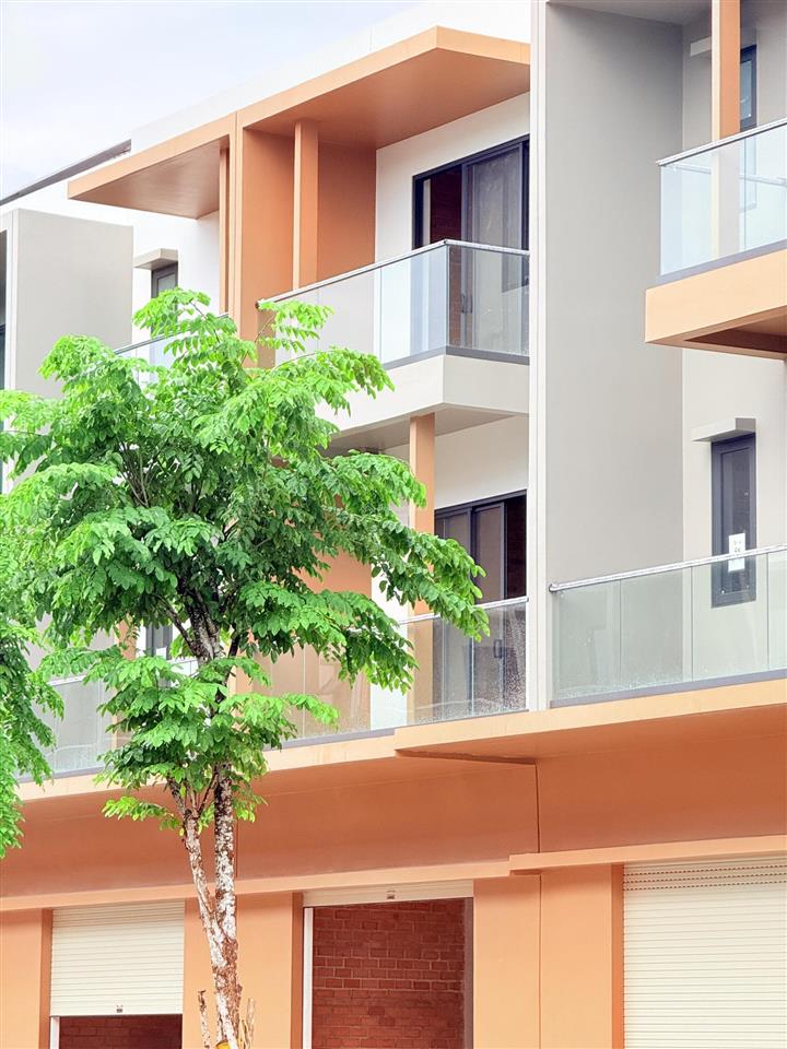 Nhà phố 3 tầng suncasa square vsip 2 bình dương 100m2 giá full 3tỷ630 cho thuê kinh doanh tốt
