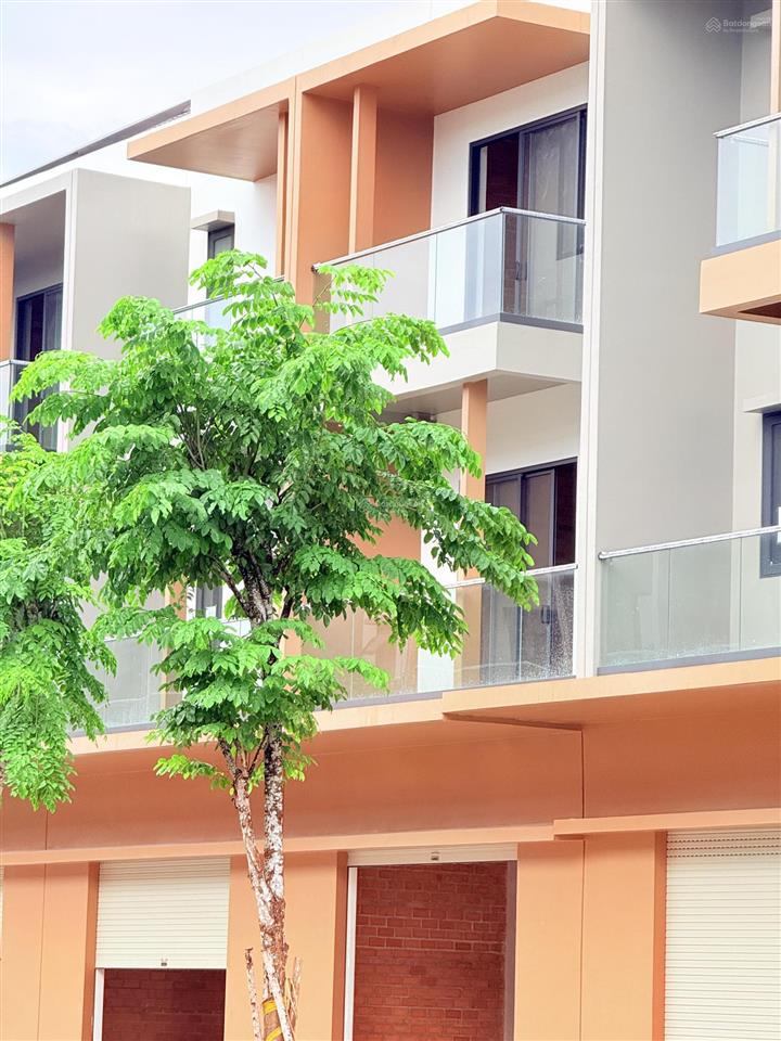 Nhà phố 3 tầng suncasa square vsip 2 bình dương 100m2 giá full 3tỷ630 cho thuê kinh doanh tốt