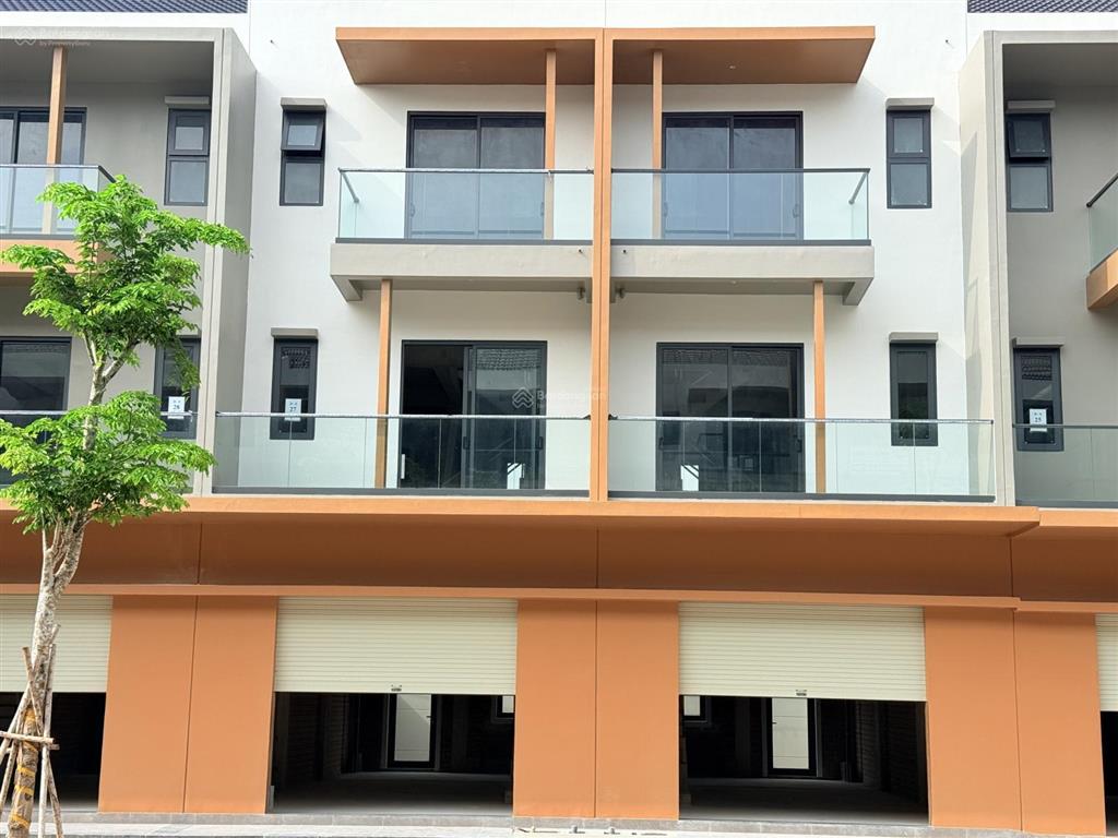 Nhà phố 3 tầng suncasa square vsip 2 bình dương 100m2 giá full 3tỷ630 cho thuê kinh doanh tốt