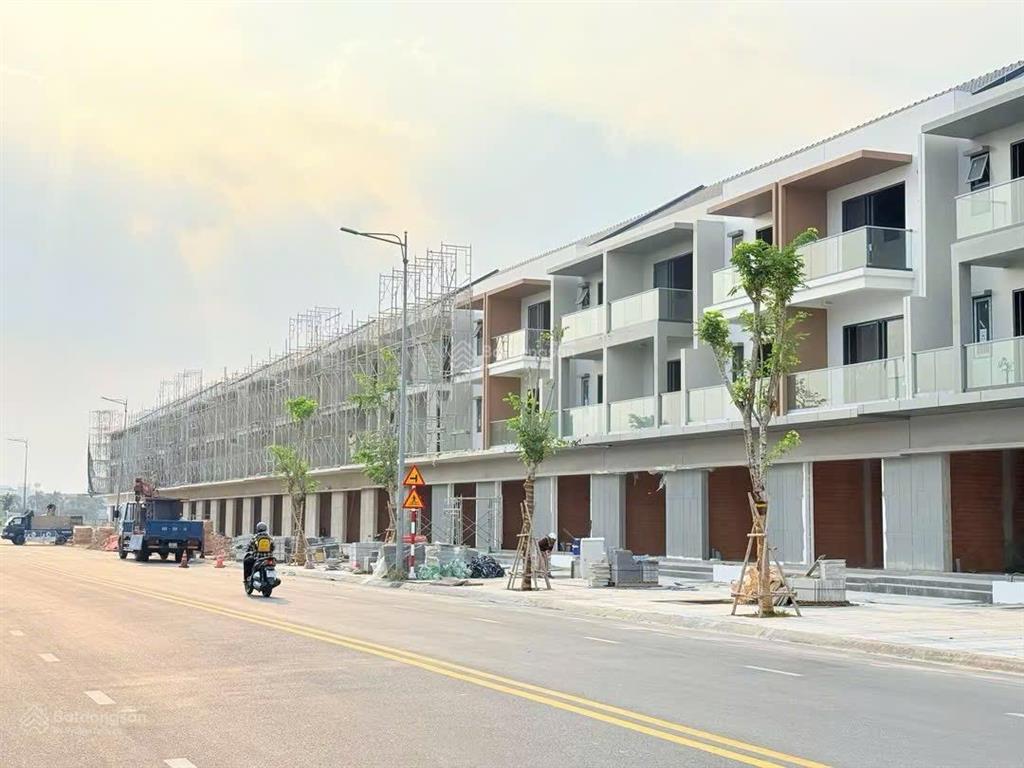 Chỉ 1,1 tỷ nhận ngay nhà phố sun casa square 5x20m, 1 trệt 2 lầu, ngay trung tâm vsip 2a