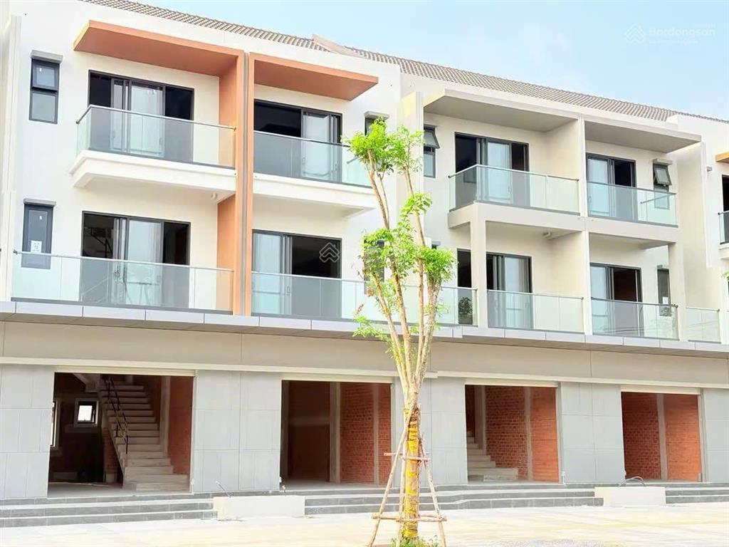 Chỉ 1,1 tỷ nhận ngay nhà phố sun casa square 5x20m, 1 trệt 2 lầu, ngay trung tâm vsip 2a