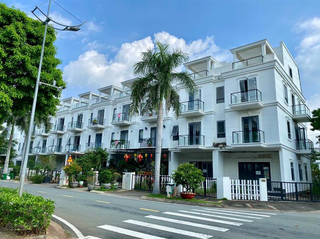 Bán nhà phố sim city q9 ngay liền kề khu cnc sangsung dt 77.5m2 trệt 3l  0909 128 ***