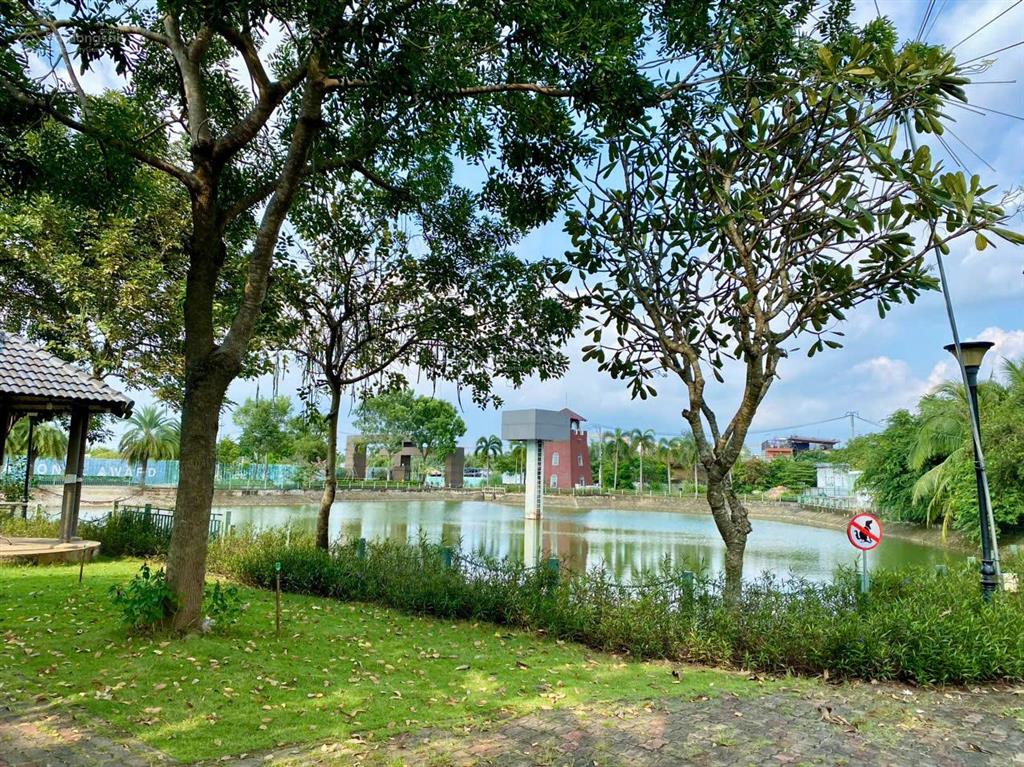 Bán nhà phố sim city q9 ngay liền kề khu cnc sangsung dt 77.5m2 trệt 3l  0909 128 ***
