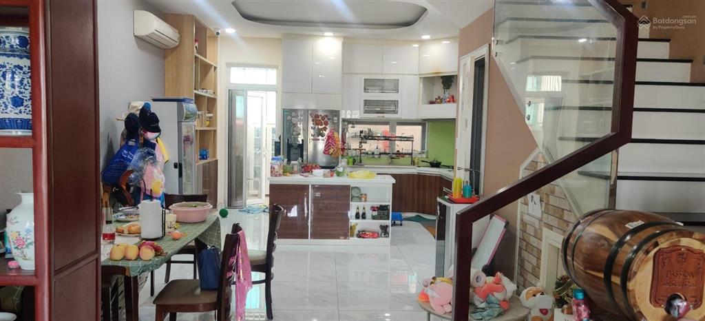 Cần bán nhà phố rosita 5x23m, nội thất cơ bản, 8,6 tỷ, sổ hồng riêng, view công viên, đẹp, mát