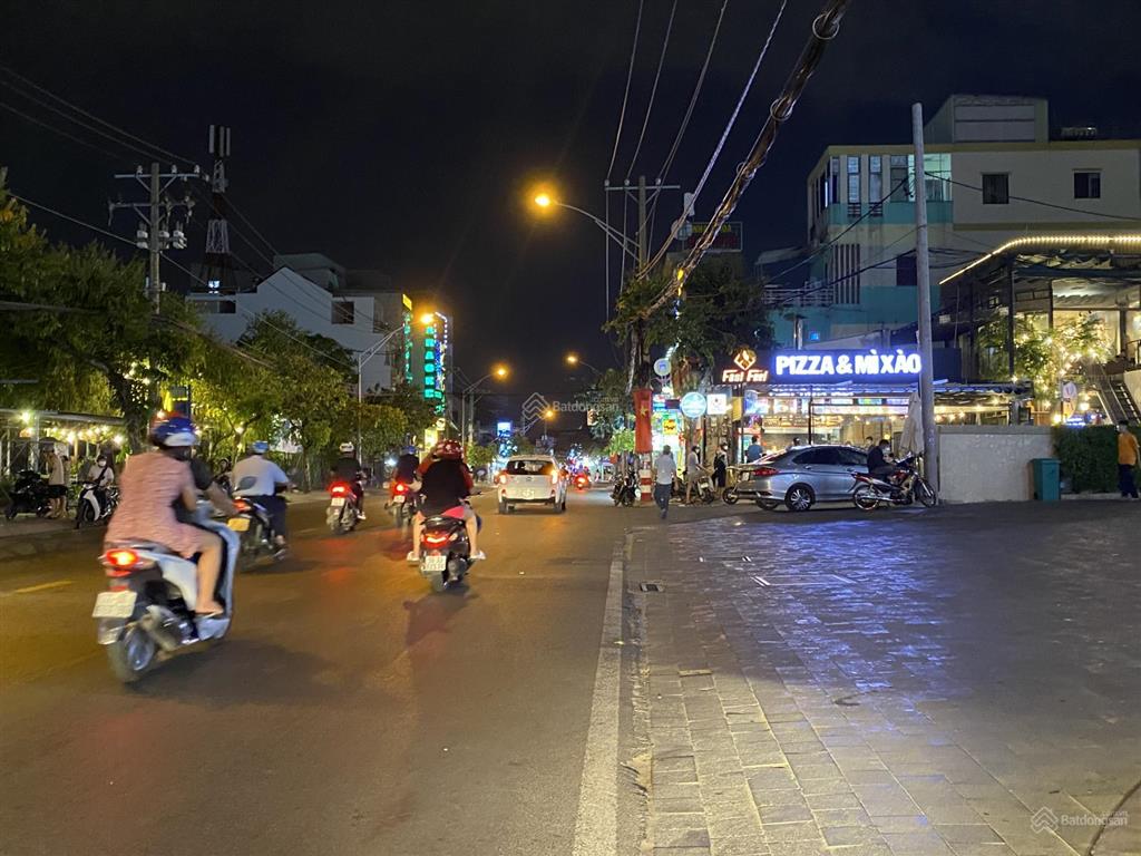 250tr/tháng. toà nhà 1 hầm 5 tầng, có thang máy, pccc. dt 15m*28m=420m². gần 1700m² sàn hoàn công.