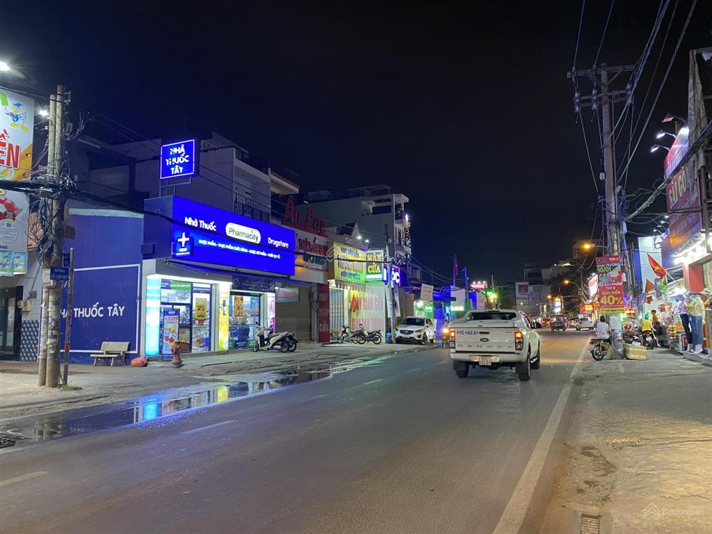 250tr/tháng. toà nhà 1 hầm 5 tầng, có thang máy, pccc. dt 15m*28m=420m². gần 1700m² sàn hoàn công.