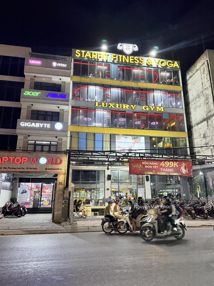 250tr/tháng. toà nhà 1 hầm 5 tầng, có thang máy, pccc. dt 15m*28m=420m². gần 1700m² sàn hoàn công.