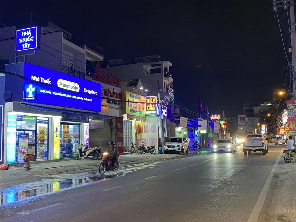 250tr/tháng. toà nhà 1 hầm 5 tầng, có thang máy, pccc. dt 15m*28m=420m². gần 1700m² sàn hoàn công.