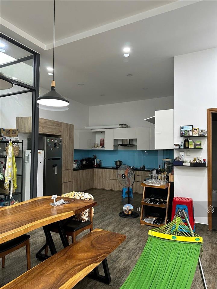 Biệt thự vườn lài nối dài dt 8x20m, trệt 2 lầu hxh 6m gần dh nguyễn tất thành giá 12.5 tỷ gần chợ