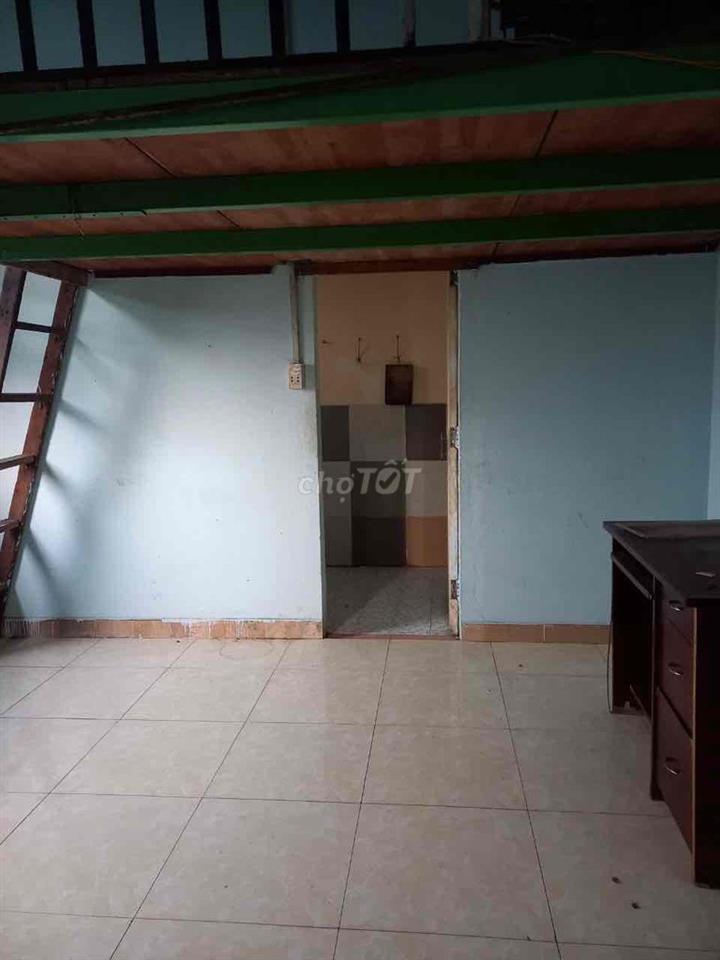 cho thuê phòng lầu 1 diện tích 25 m2 có vệ sinh riêng và gác gỗ