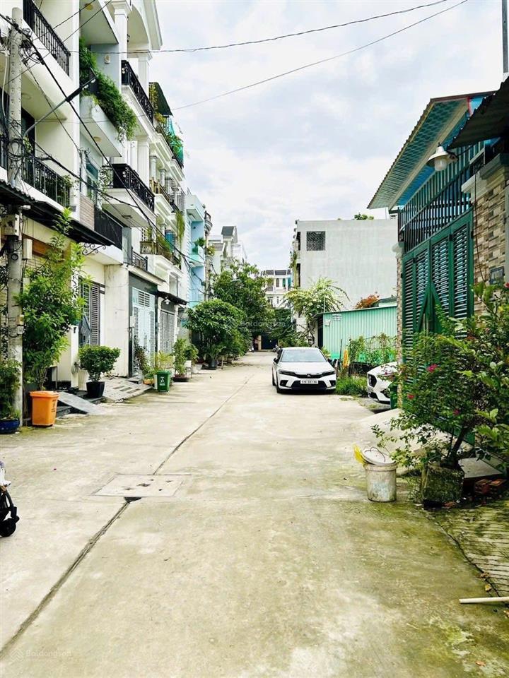 Bán căn nhà phố, sân vườn rộng rãi. đậu 2 xe 7 chỗ.