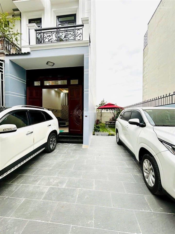 Bán căn nhà phố, sân vườn rộng rãi. đậu 2 xe 7 chỗ.