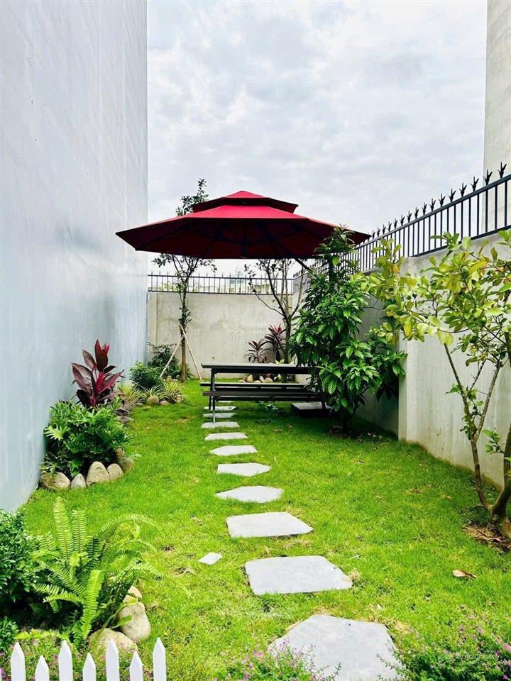 Bán căn nhà phố, sân vườn rộng rãi. đậu 2 xe 7 chỗ.