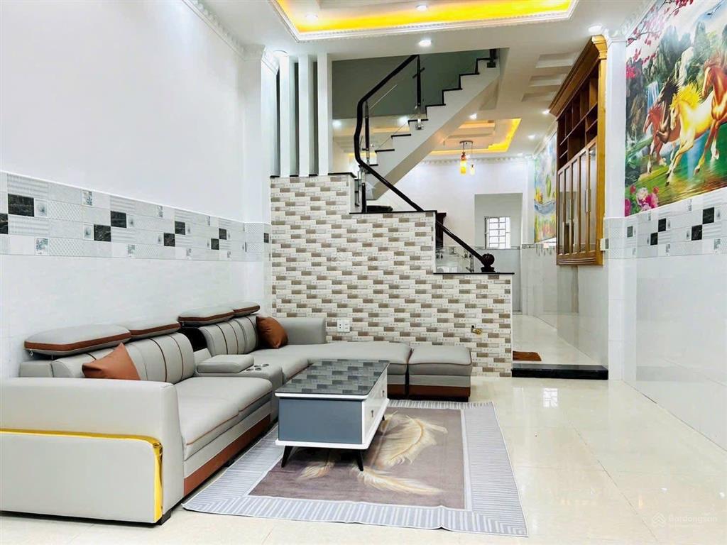 Bán căn nhà phố, sân vườn rộng rãi. đậu 2 xe 7 chỗ.