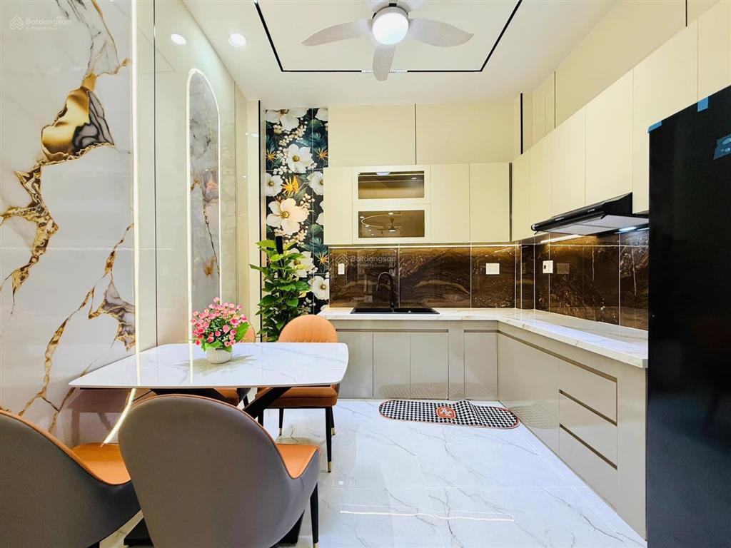 Bán nhà tân bình  ngộp chỉ 5 tỷ **  đúc 2 lầu 3 ph  gần nhà ga t3