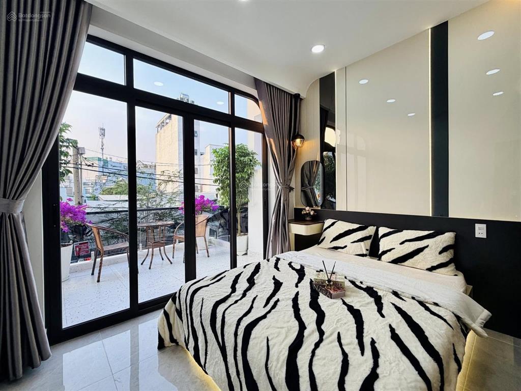 Nhà 4m x 12m đường thông 6m buôn bán