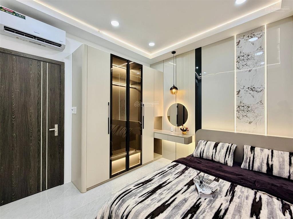 Nhà 4m x 12m đường thông 6m buôn bán