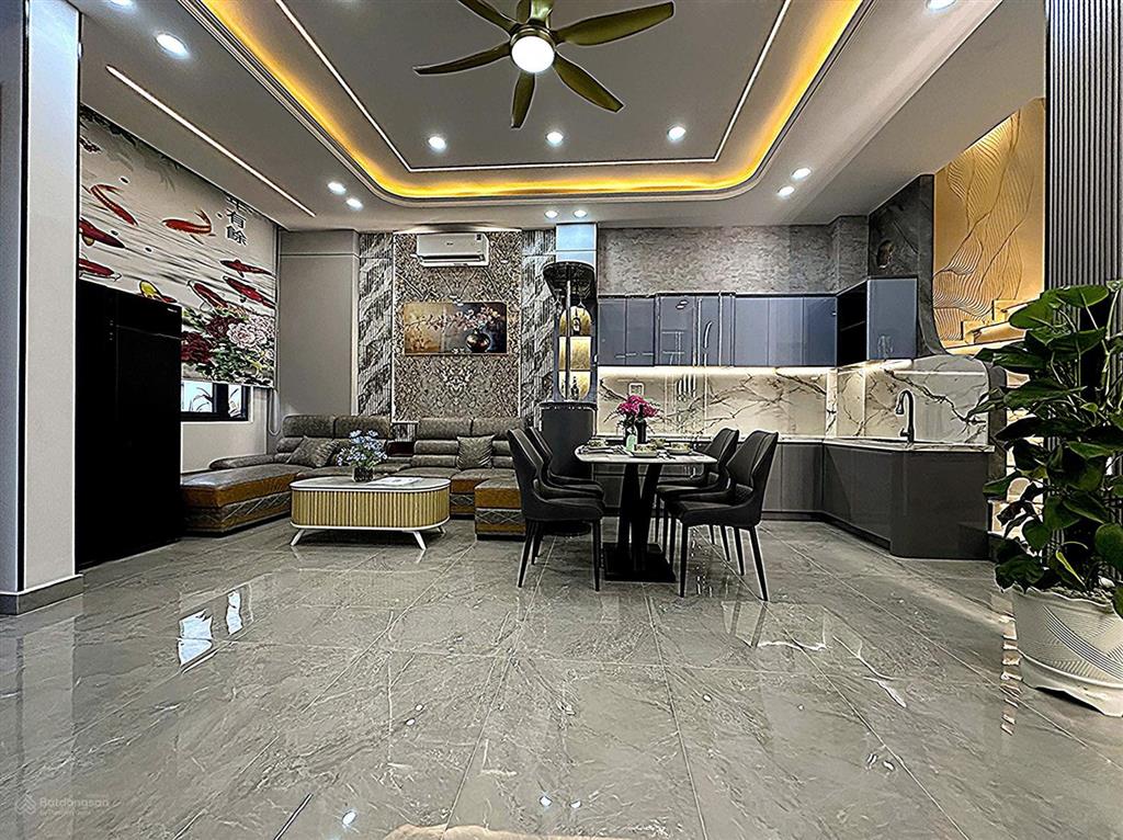 Ngộp nợ giảm 1 tỷ nhà 6mx11m 3 lầu  đặc biệt phòng ngủ dưới trệt