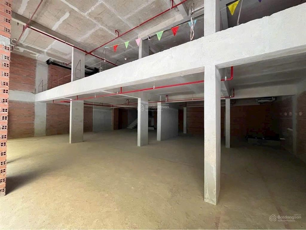 Chính chủ cho thuê shophouse ngay trung tâm s2.0.15  703m2 dt lớn nhất celadon city giá 180 triệu,