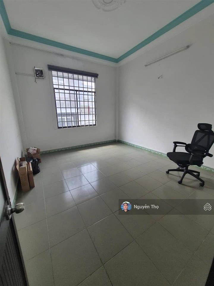 Bán nhà mt dc11, gần aeon mall tân phú. dt 4 x 20m, 3 tầng.