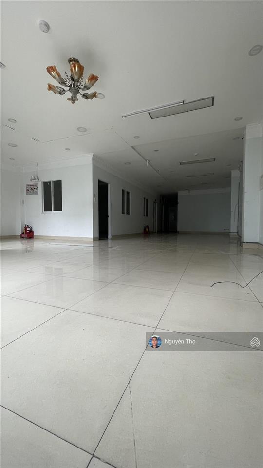 Cho thuê nhà ngang 8m x 25m 1 trệt 2 lầu sân thượng.