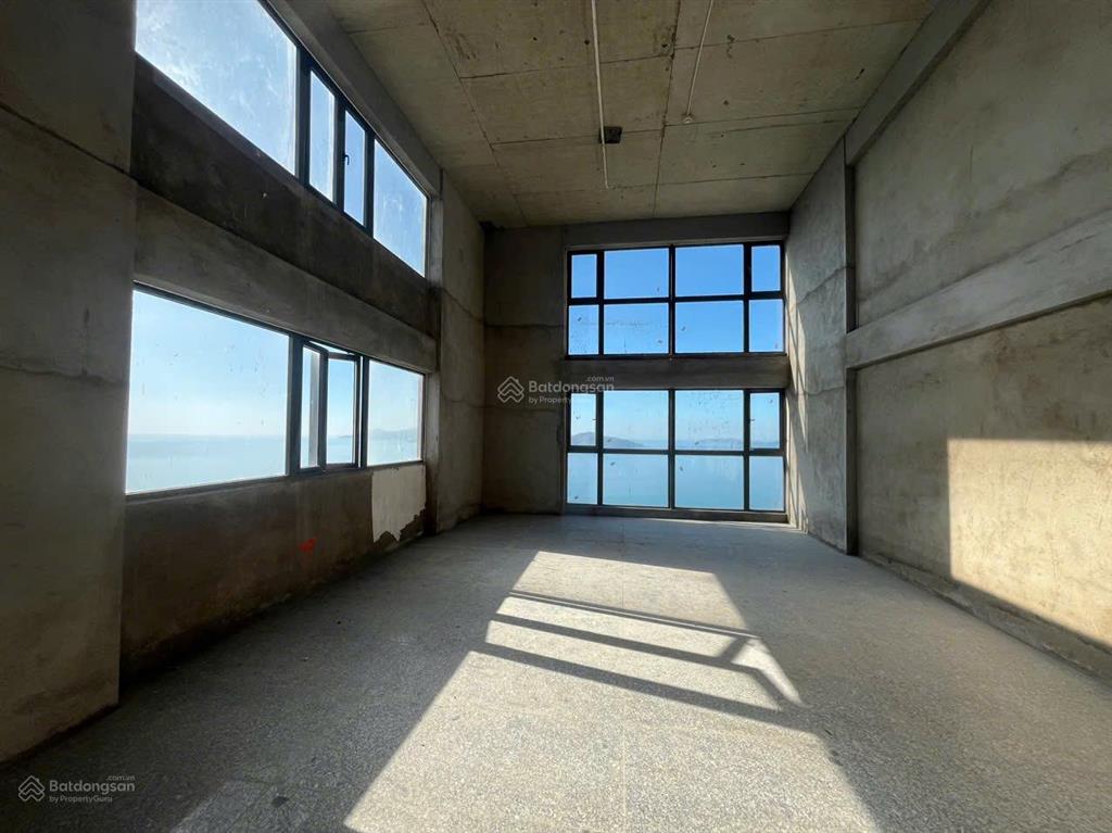 Bán căn hộ duplex view toàn cảnh vịnh nha trang, đẹp nhất tòa, thông tầng sử dụng 110m2, tự do tk