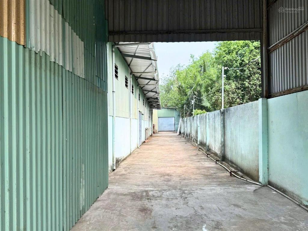 Cho thuê kho, nhà xưởng 1600m2 giá 60 triệu/tháng tl, mặt tiền đường lớn, giao thông thuận tiện