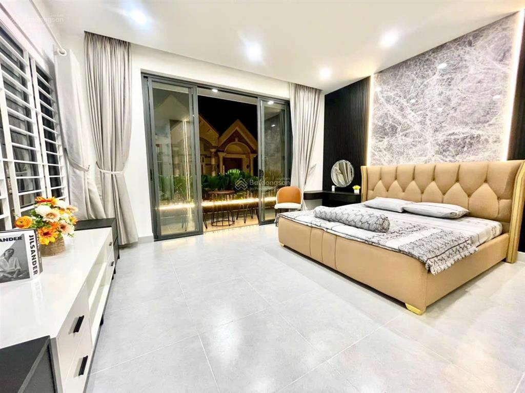 Nhà vườn 5 x 20m, 1 trệt 3 lầu  xe hơi ngủ trong nhà  vip