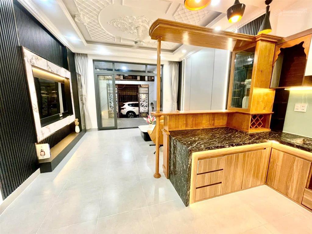 Nhà vườn 5 x 20m, 1 trệt 3 lầu  xe hơi ngủ trong nhà  vip