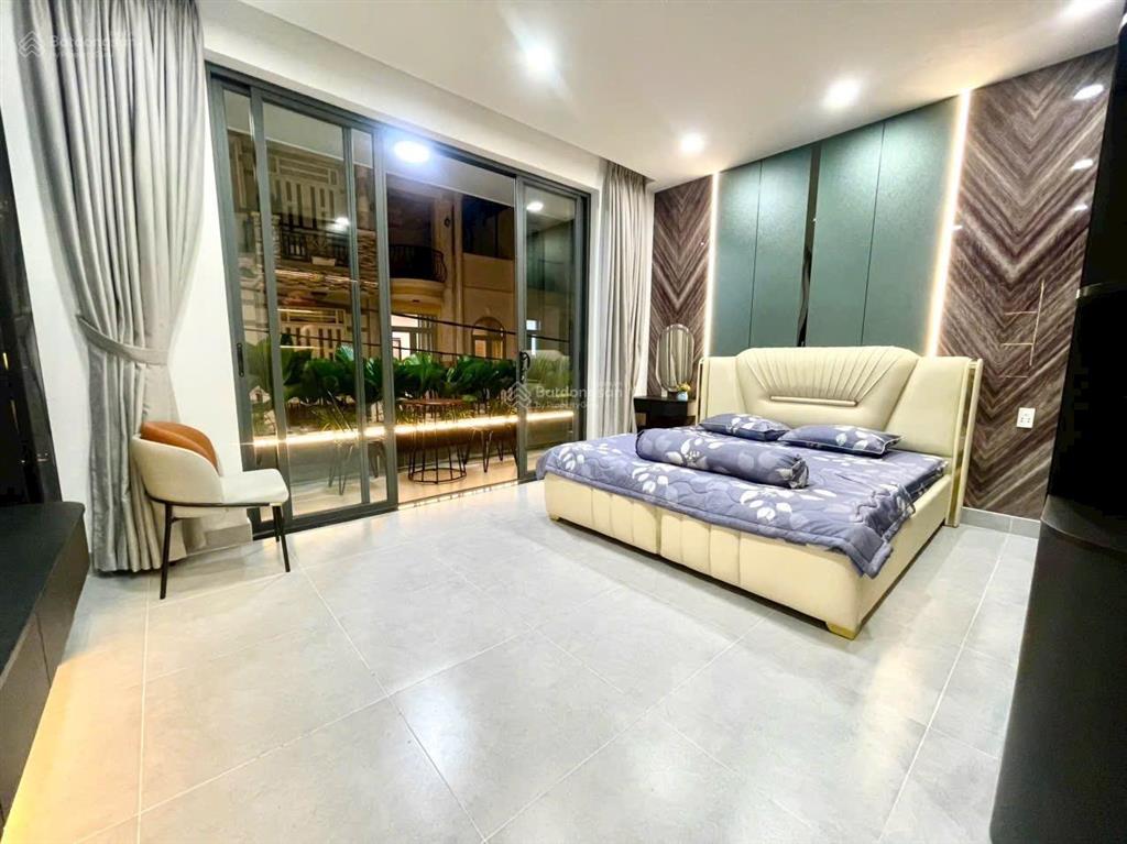 Nhà vườn 5 x 20m, 1 trệt 3 lầu  xe hơi ngủ trong nhà  vip