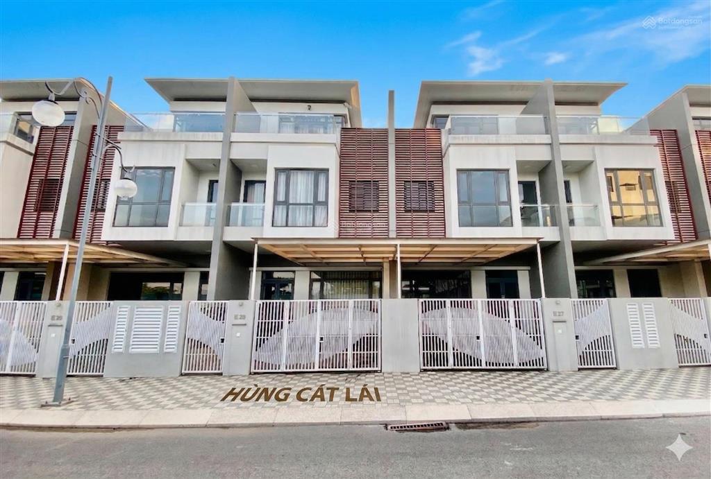 Phố đông village cát lái  mt đường chính 20m  full nội thất  giá chỉ 15.5 tỷ (rẻ bằng nhà thô)